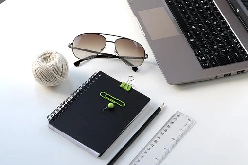 公司注冊(cè)后，公司股東需要承擔(dān)哪些責(zé)任？